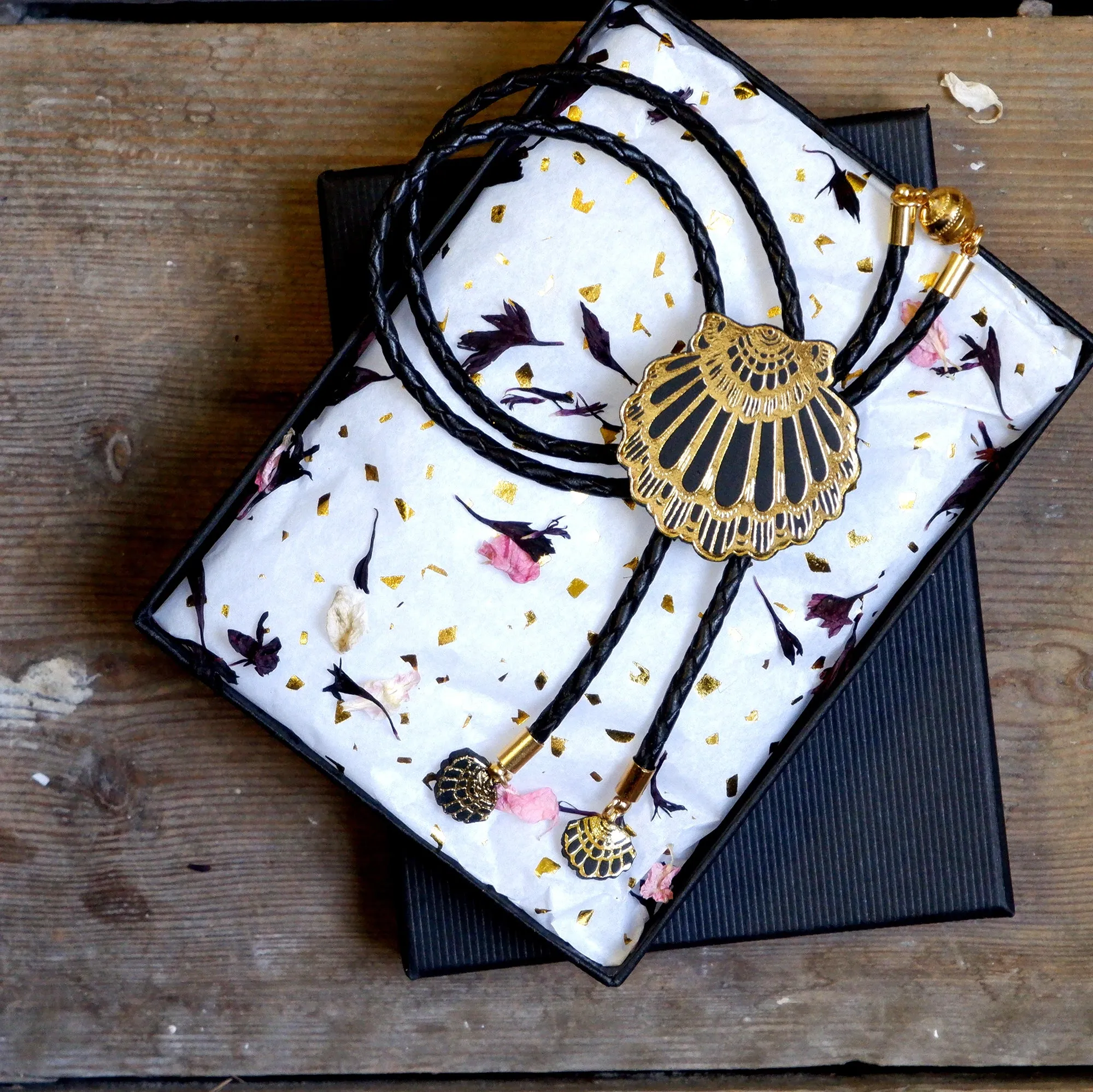 FAN CLAM BOLA . necklace
