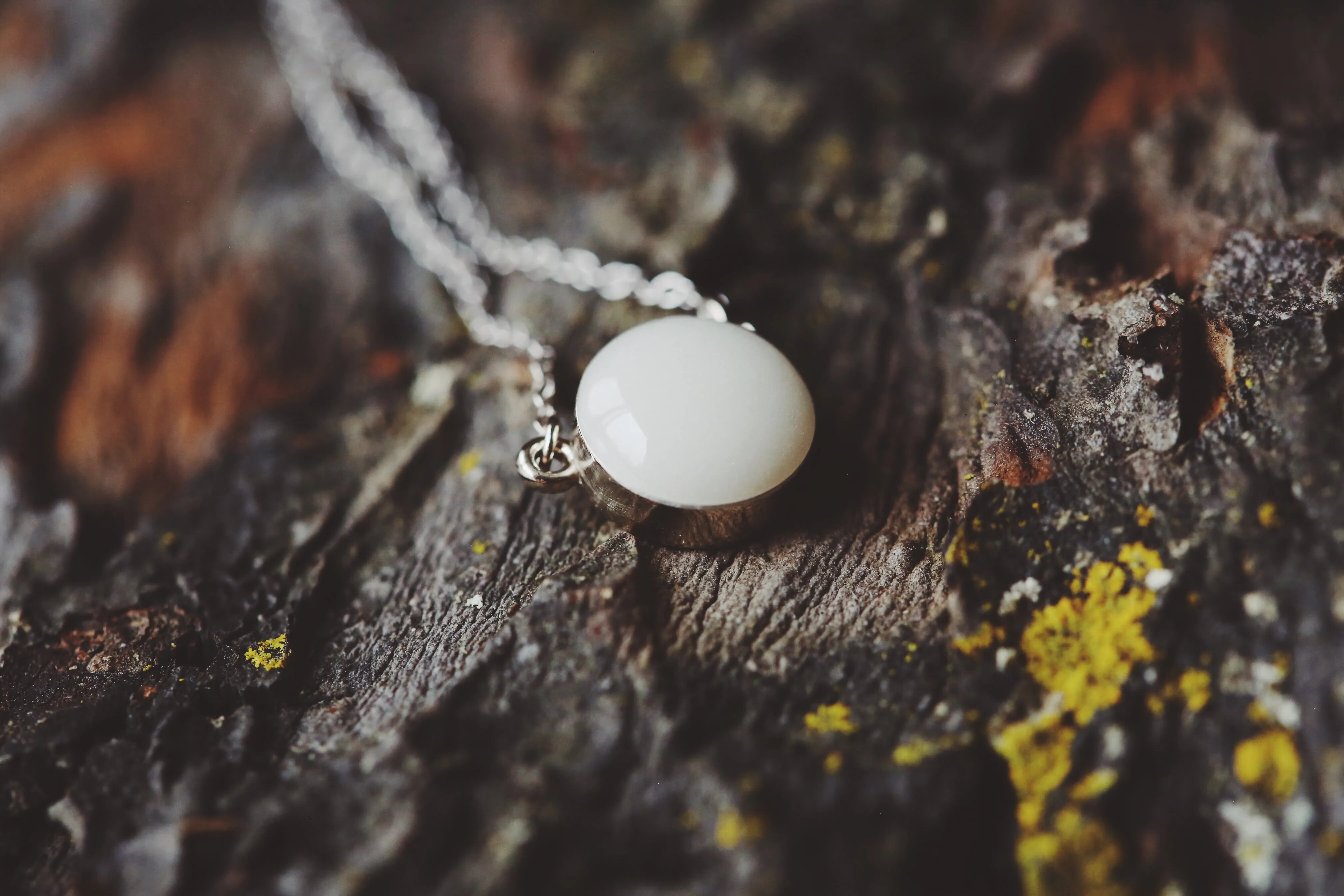 Solid gold round necklace