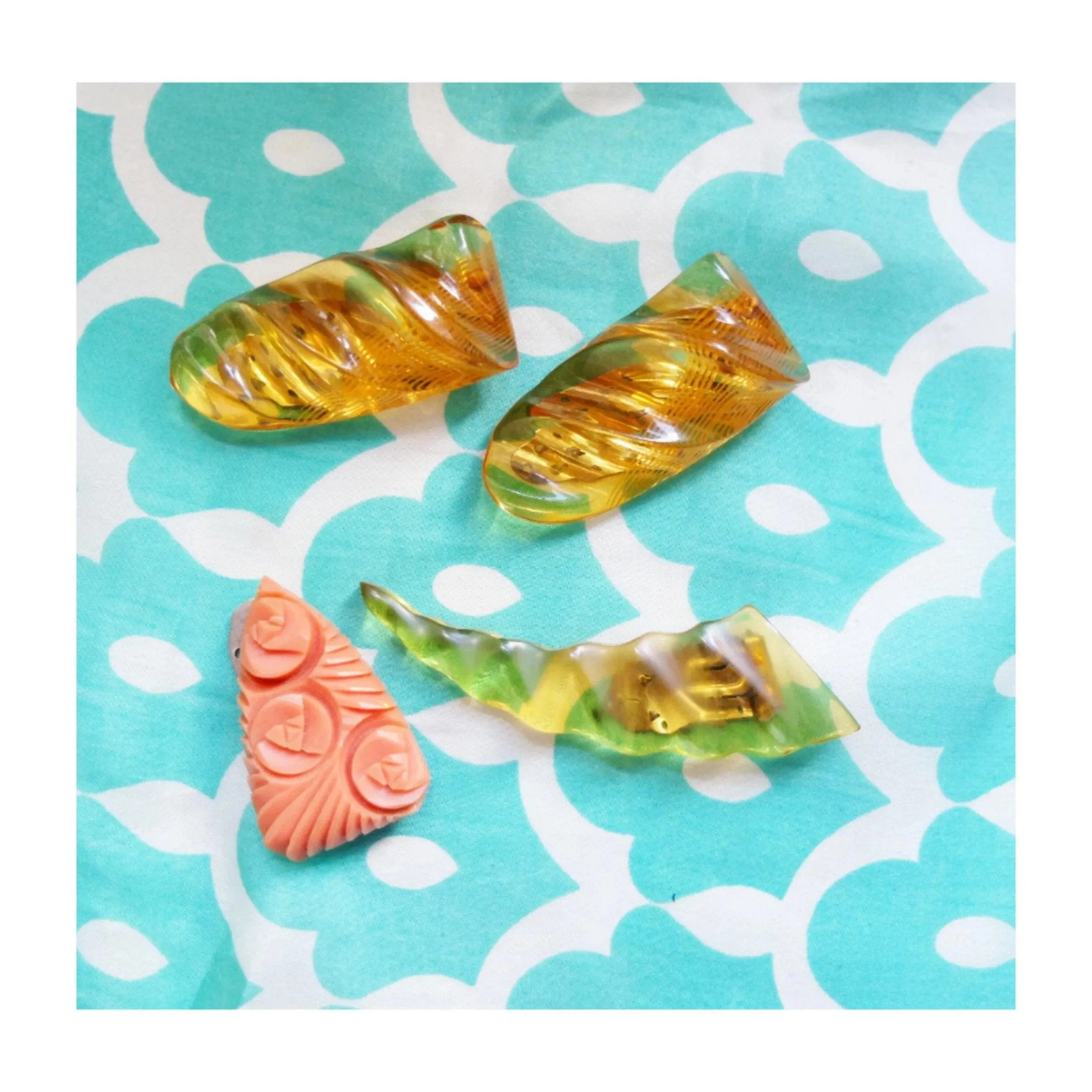 Vintage 1940s Apple Juice Bakelite Dress Clip